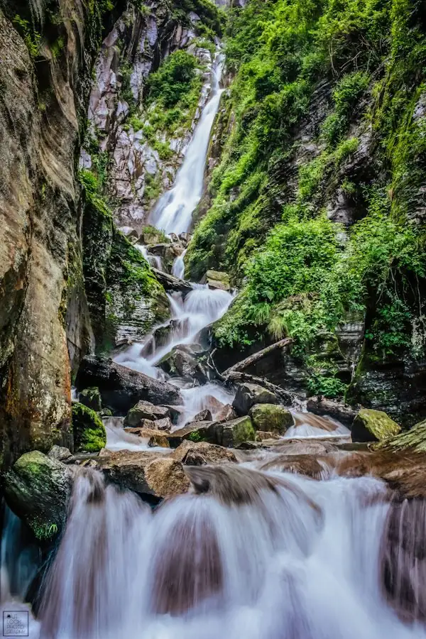 Walking trail through the landscape near Bir